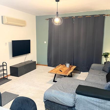 212 Apartment, A 2-Bedroom Escape Paphos Exterior photo